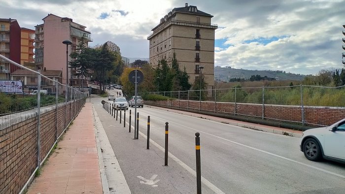 tenta di lanciarsi dal ponte della ferriera i passanti chiamano la polizia