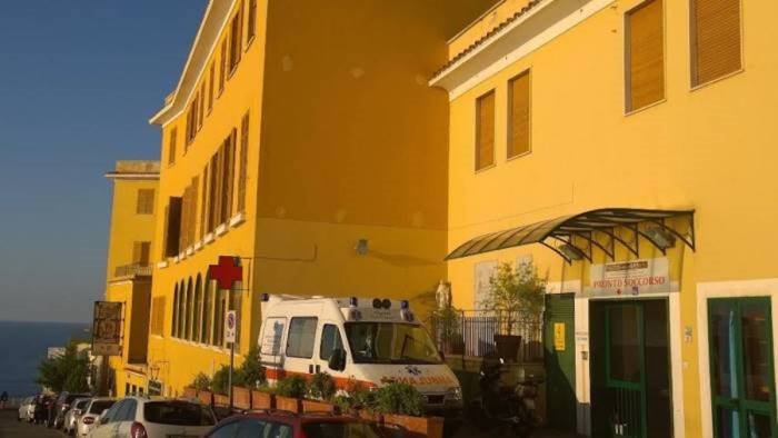 grave incidente in costiera amalfitana uomo travolto da un auto a maiori