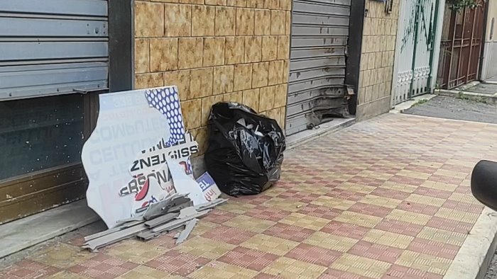 paura a scafati esplosa bomba carta davanti al negozio del candidato consigliere