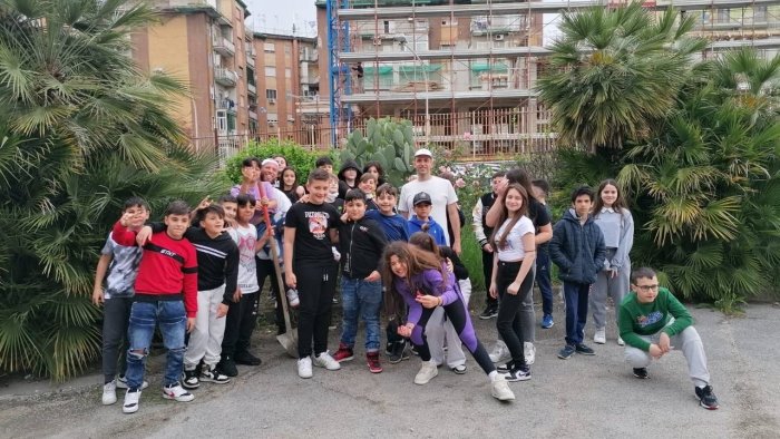 ambiente piantumazione con gli studenti dell oriani guarino di napoli