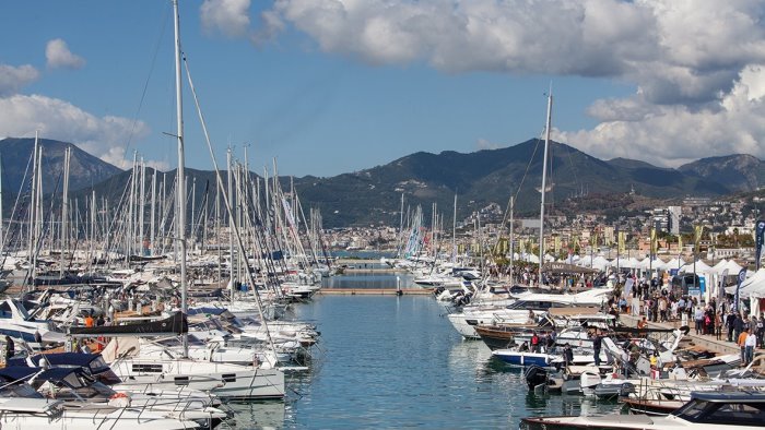 marina d arechi eccellenza tra i porti e bandiera blu per il nono anno di fila