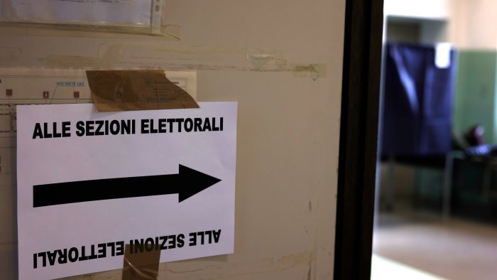 elezioni amministrative in campania tensioni nei seggi e prime denunce