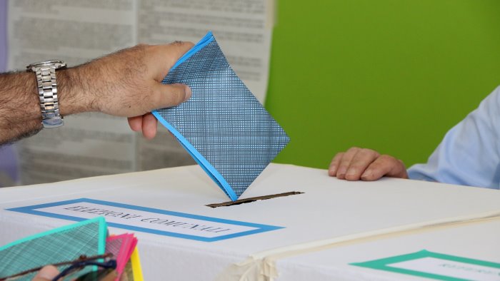 elezioni comunali in campania affluenza in picchiata vota il 38 53