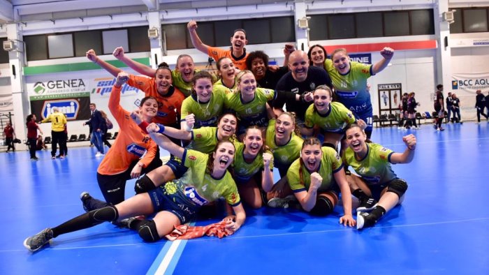 pallamano play off scudetto la jomi vince gara due e sogna il colpaccio