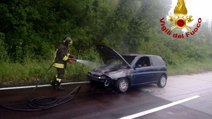 auto in transito prende fuoco paura a cassano irpino