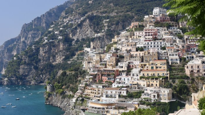 lotta all abbandono dei rifiuti a positano presto nuove telecamere fototrappole