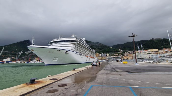 pioggia e mare in tempesta cambiano anche gli approdi alla stazione marittima