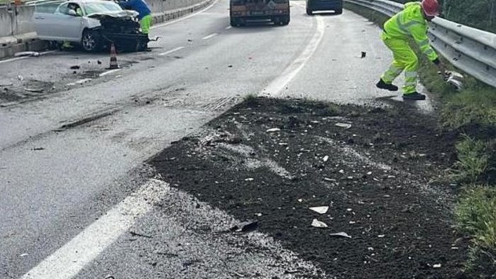 schianto in autostrada paura per mamma e figlio diretti ad ariano