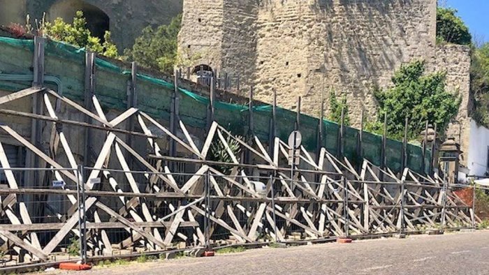 napoli muro pericolante a castel sant elmo appello contro il degrado