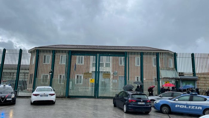 rivolta in carcere festa violenza intollerabile al fianco degli agenti