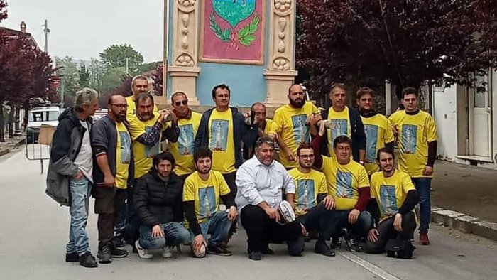 il giglio di san pasquale portato a spalla lungo le strade di taurasi