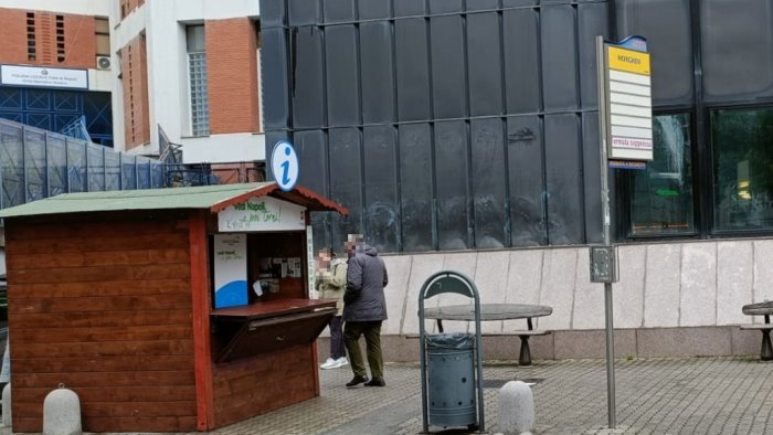 napoli al vomero liberata la panchina con vista sull infopoint