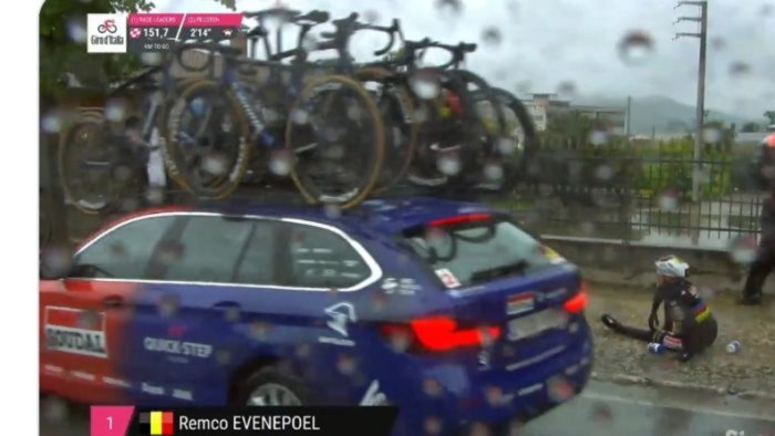 giro d italia multato il padrone del cane che fece cadere evenepoel a venticano