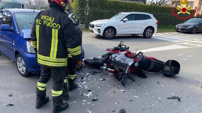 tragico incidente nel napoletano si schianta contro un muro muore 45enne