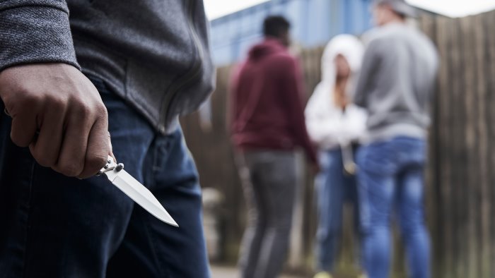 napoli uomo accoltellato alla schiena e al torace a pochi passi da toledo