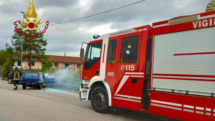 fontanarosa scontro tra due auto una va a fuoco feriti un giovane e una donna