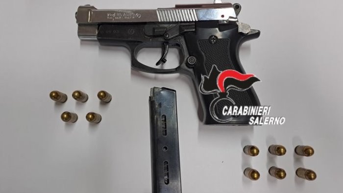 nasconde nel cassetto del comodino una pistola modificata arrestato 71enne