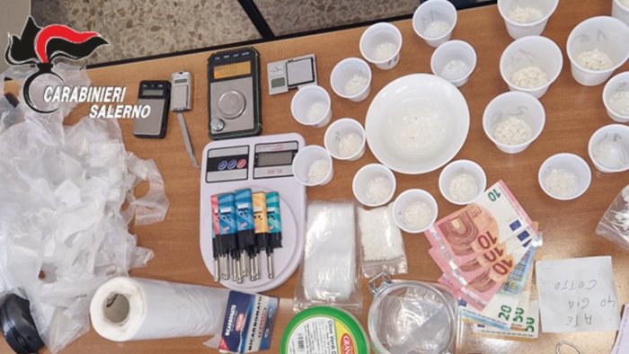 cocaina e denaro nascosti in casa arrestato un 47enne