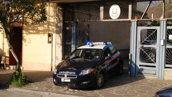 mistero nel vallo di lauro incendiato ingresso di un bar a taurano si indaga