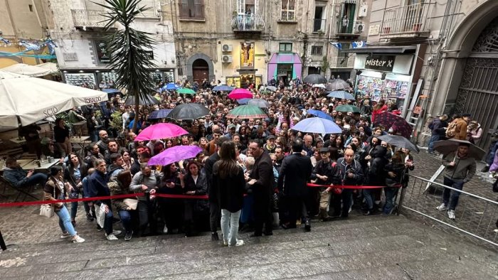 folla a rione sanita in 5mila per l apertura del museo di jago