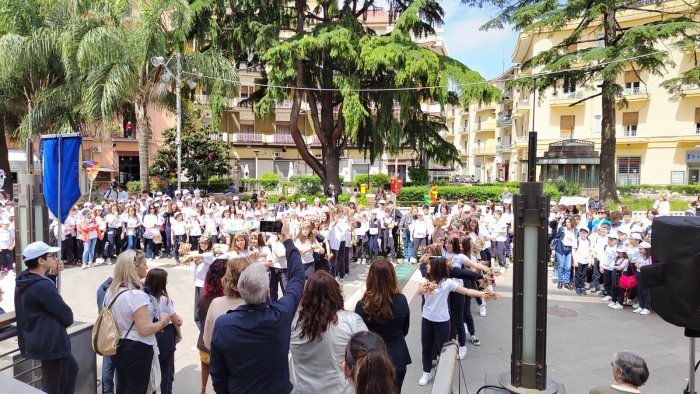 un flash mob contro la fame nel mondo protagonisti 750 alunni di battipaglia