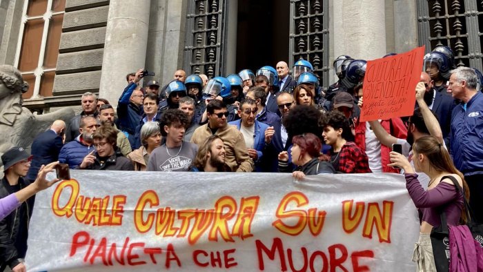 napoli attivisti clima contro ministro sangiuliano fuori fascisti dall ateneo