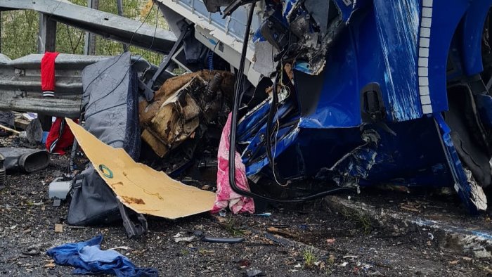 mezzo pesante sfonda il guard rail e si schianta autista miracolosamente illeso