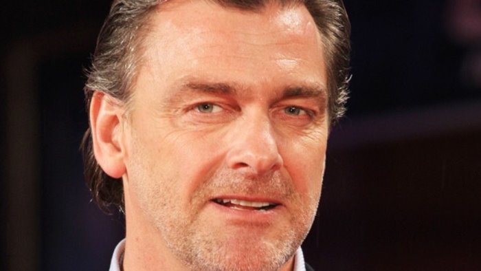 malore mentre gira un film morto a ischia l attore ray stevenson