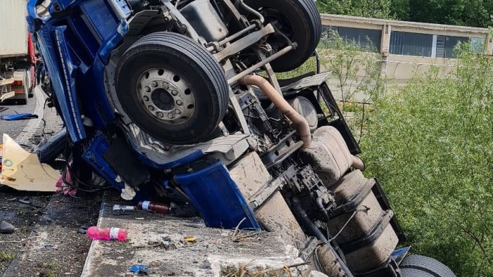 incidente sull autostrada del mediterraneo stanotte chiusa l arteria