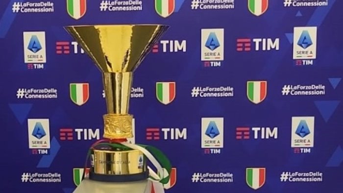 napoli campione d italia la coppa sara esposta in citta prima della consegna