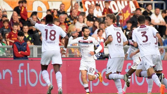 roma salernitana 2 2 candreva e dia show sfiorata l impresa all olimpico