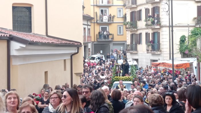 in migliaia ad avellino per santa rita ma la pioggia ferma la processione