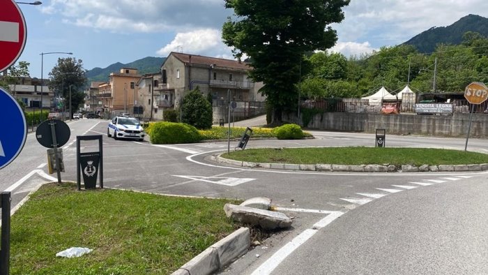 esce di strada e devasta l aiuola conducente incastrato dalle telecamere