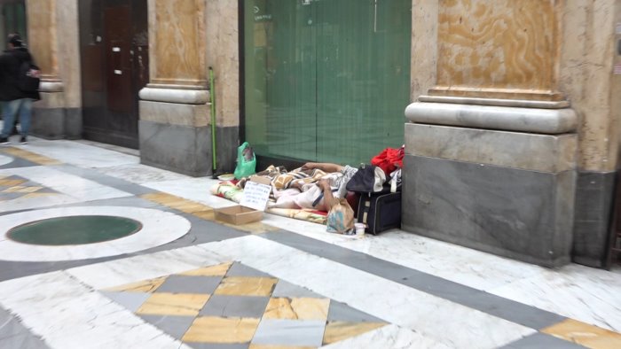 napoli vigile urbano preso a sprangate in testa aggressore ferito alle gambe