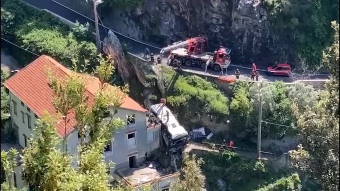 bus precipitato nella scarpata a ravello avviate le operazioni di recupero