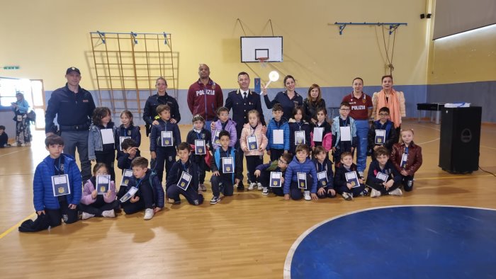 avellino al convitto colletta incontro con i poliziotti seguite giusti valori