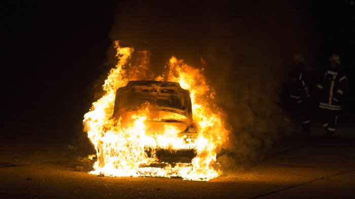 napoli far west a secondigliano spari e auto incendiate