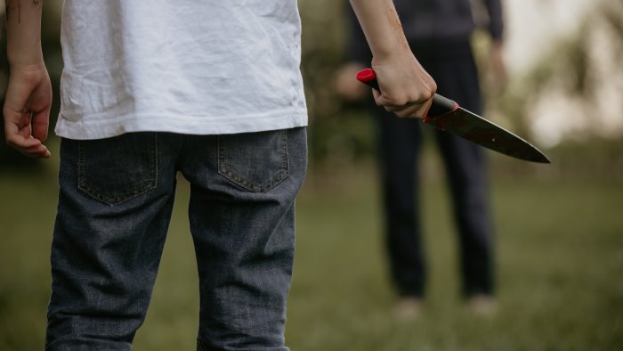 ancora sangue a napoli 13 enne accoltella 15 enne per troppa confidenza