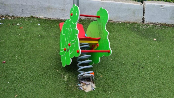 vandali in azione nel parco giochi di montecorvino la rabbia del sindaco