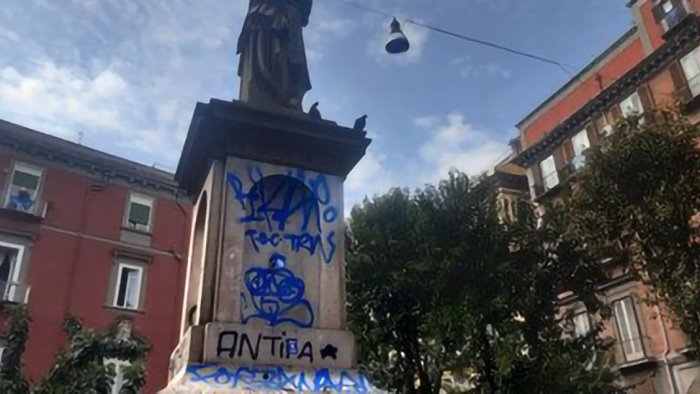 festeggiamenti scudetto napoli imbrattata la statua a piazza bellini