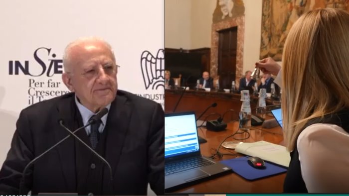 de luca meloni come heidi con la campanella e i ministri pinguini