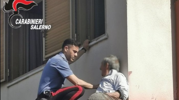 dimentica le chiavi di casa e si arrampica sul cornicione paura per un 81enne