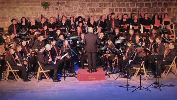 festa due giugno in scena orchestra e majorettes