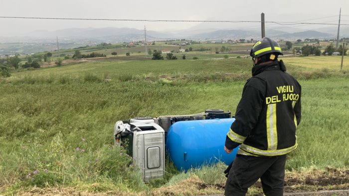 si ribalta autocisterna di gpl paura e strada chiusa