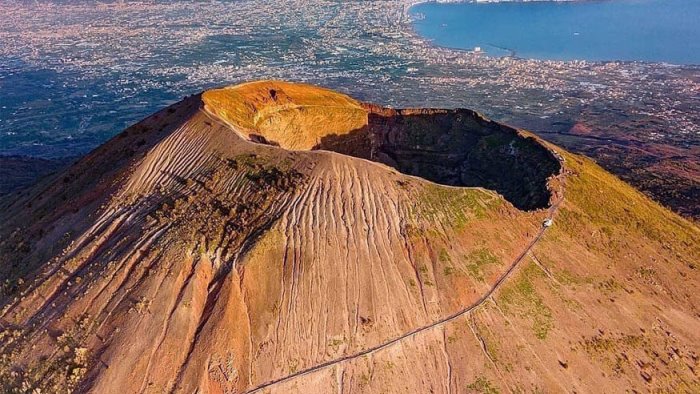 morta sul vesuvio stroncata da un infarto fulminante in vetta