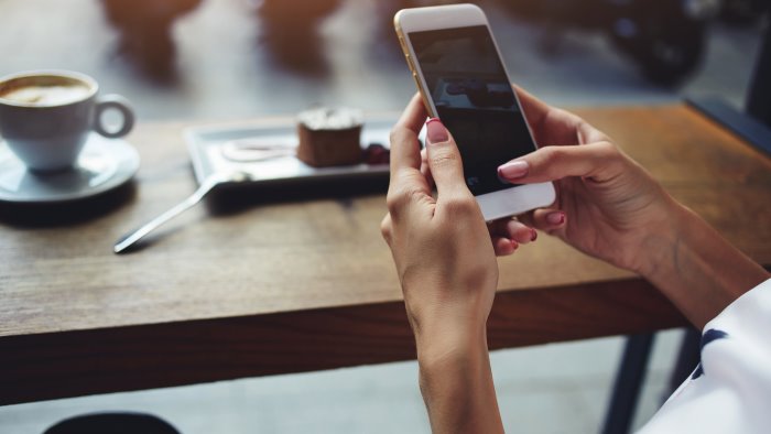 folgorata dal telefonino l esperto caricabatteria sempre lontano dall acqua