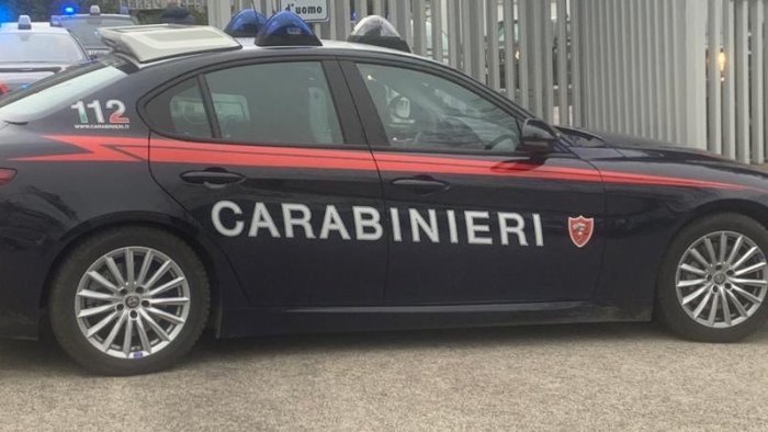 dichiara di vivere da solo per ottenere il reddito di cittadinanza denunciato