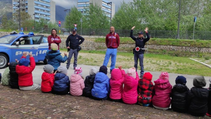 scuola di polizia ad avellino i piccoli alunni incontrano gli agenti