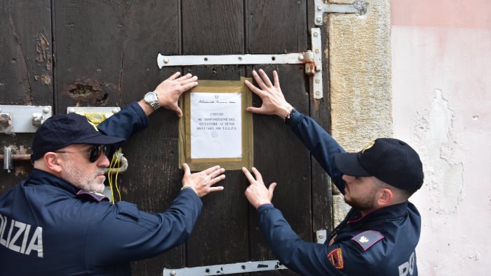 alcol ai minori la polizia chiude un bar del centro storico di salerno