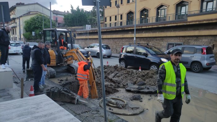 lavori in via circumvallazione rotta condotta alto calore avellino senz acqua